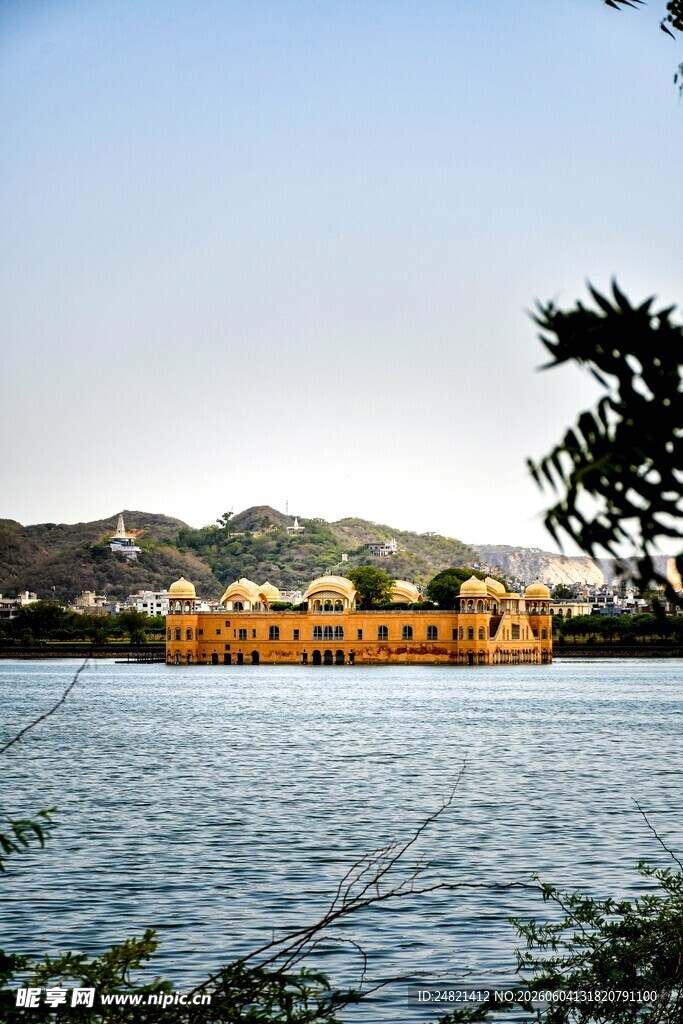 湖畔古建筑风景