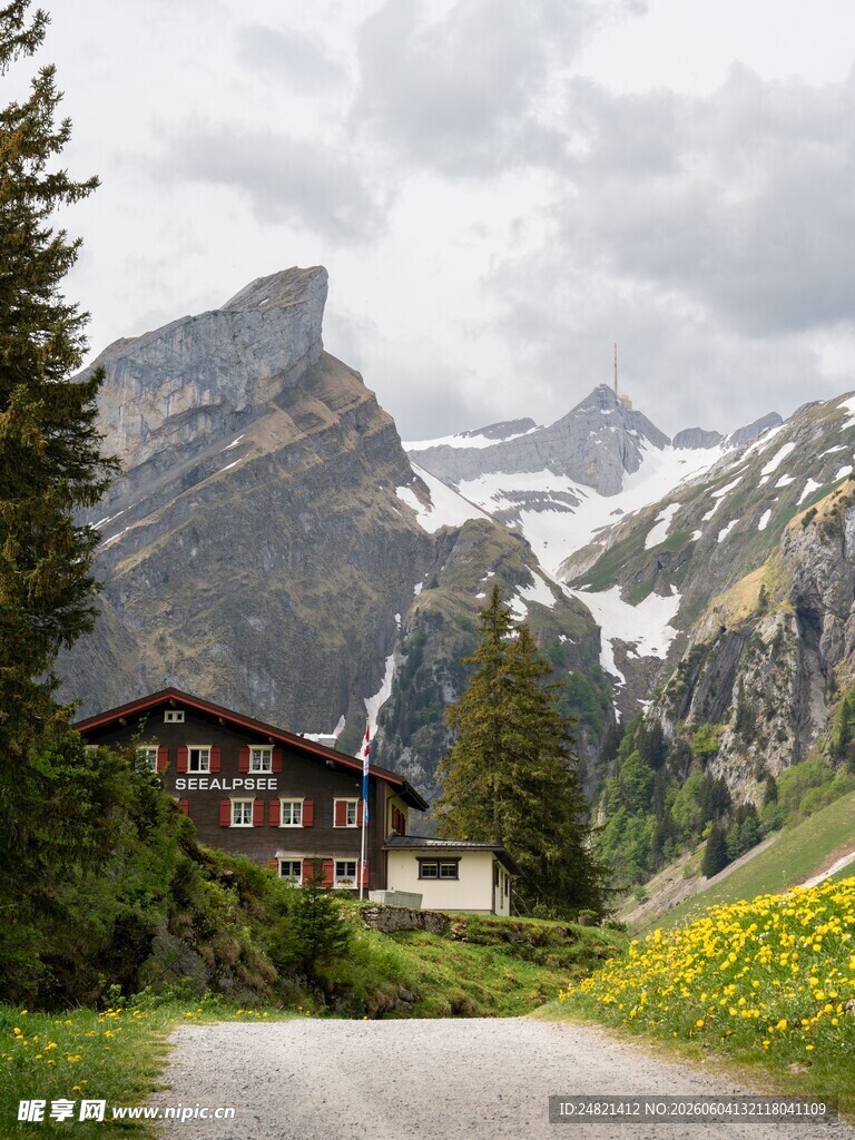 山间小屋旁的秀丽风景