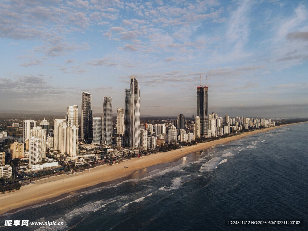 海滨城市高楼林立的美景