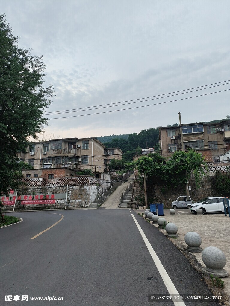 乡村道路旁的民居景象