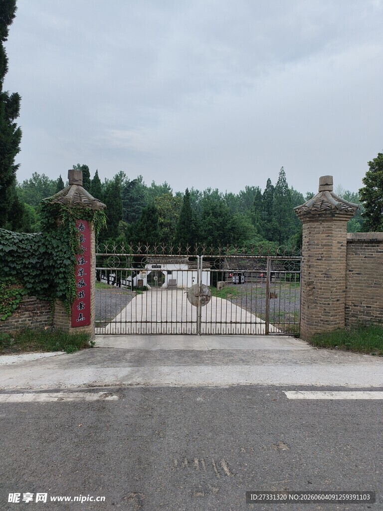 庭院入口处的铁门景观