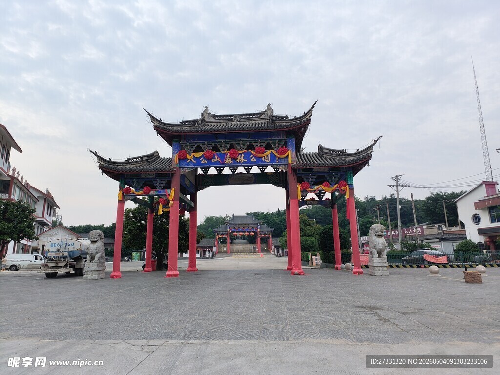中式牌坊立于开阔广场