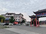 中式牌坊与周边建筑景观