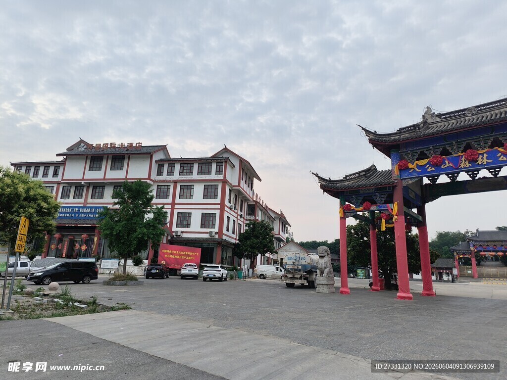 中式牌坊与周边建筑景观