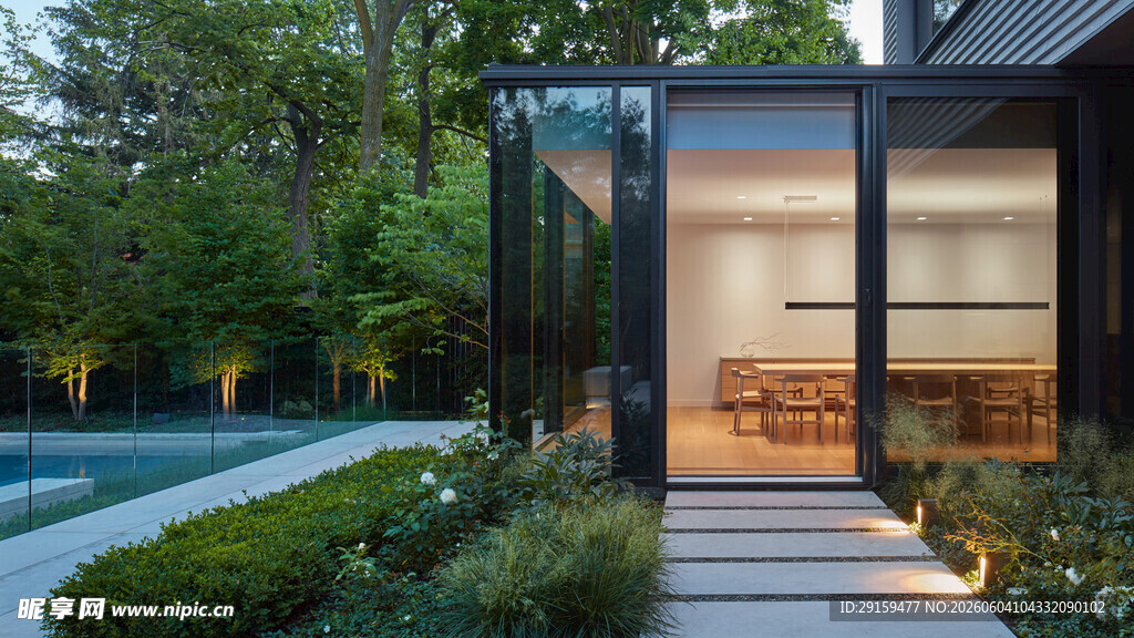 现代玻璃小屋的户外景致