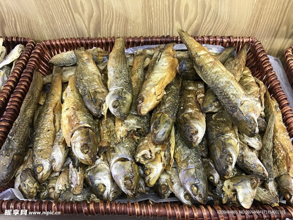 一篮干海鱼