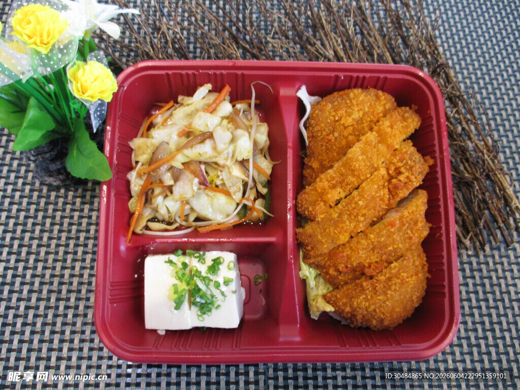 红色餐盒中的美味炸鸡套餐