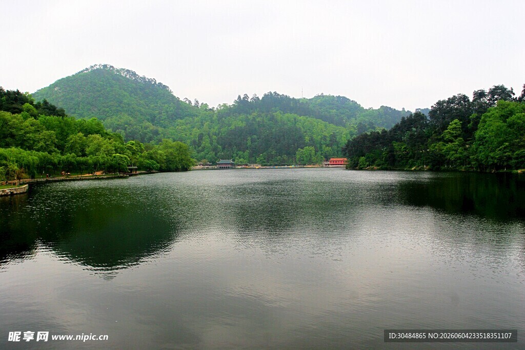 宁静山水湖景图