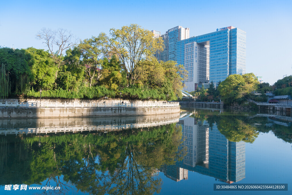 城市湖畔风光
