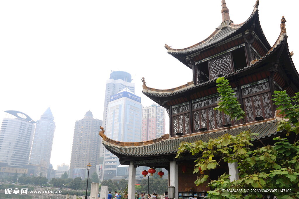 古建与现代建筑相映成趣