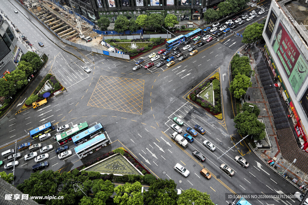城市繁忙十字路口街景