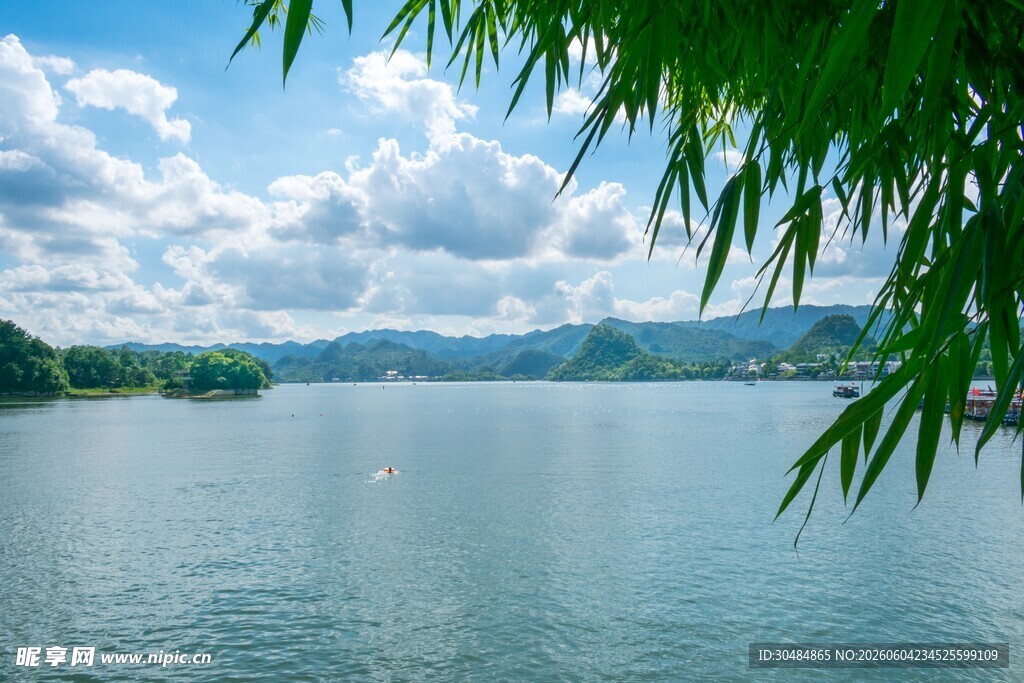 蓝天白云湖景