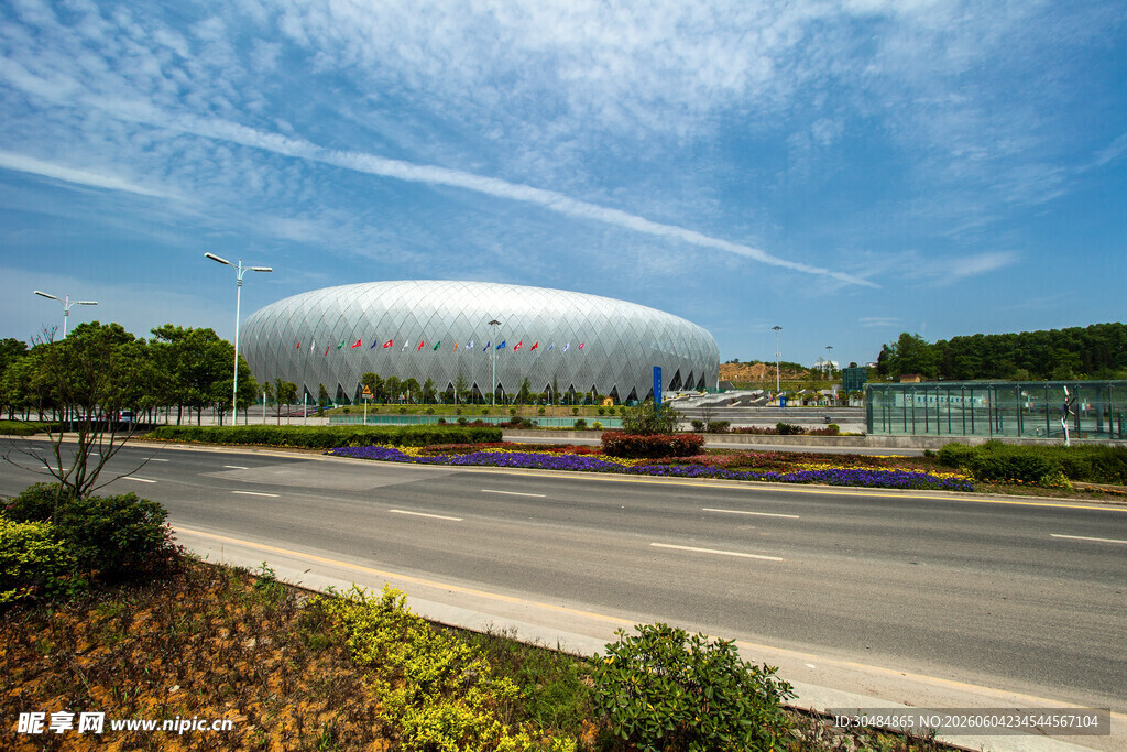 城市中的现代球形建筑景观