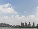 城市天际线与蓝天白云