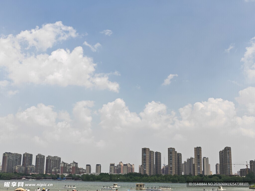 城市天际线与蓝天白云
