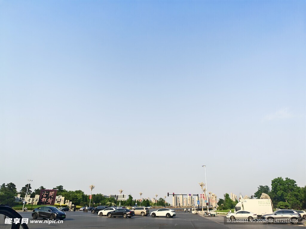 城市道路旁的开阔景象