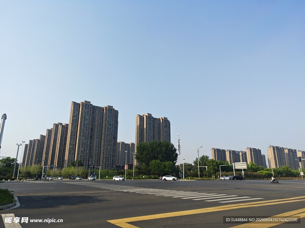 城市道路旁的高楼景观
