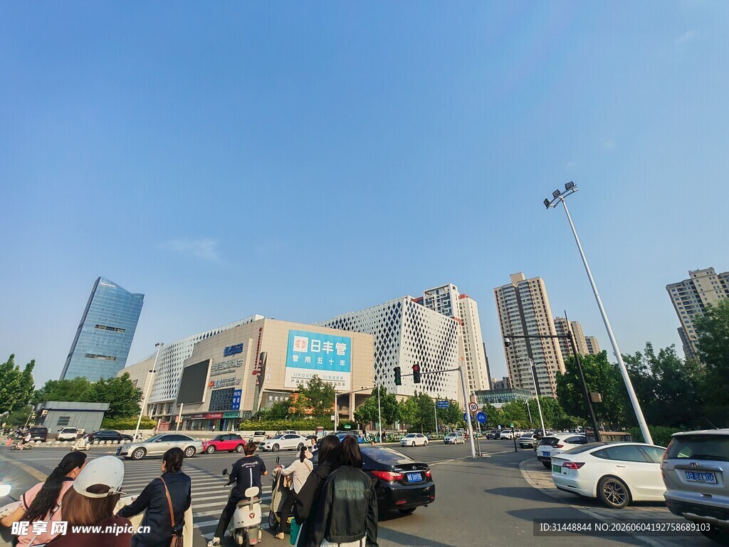 城市街道繁忙景象