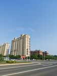 城市道路旁的高层住宅楼