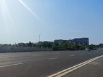 宽阔公路与远处建筑景观