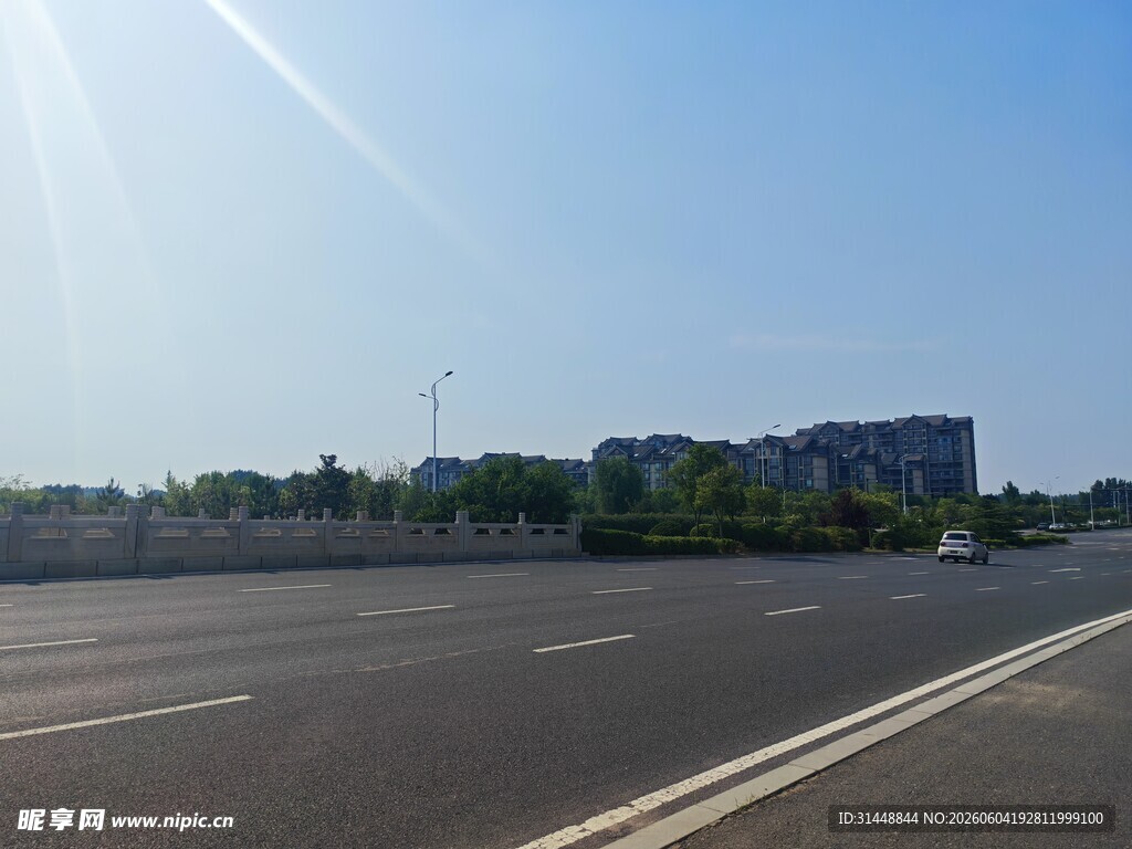 宽阔公路与远处建筑景观