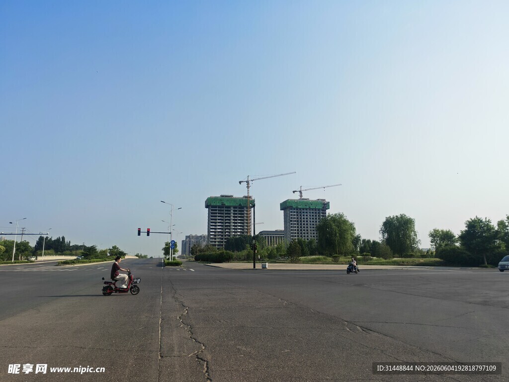 宽阔道路旁的建筑施工场景