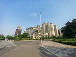 城市宽阔道路旁的高楼景观
