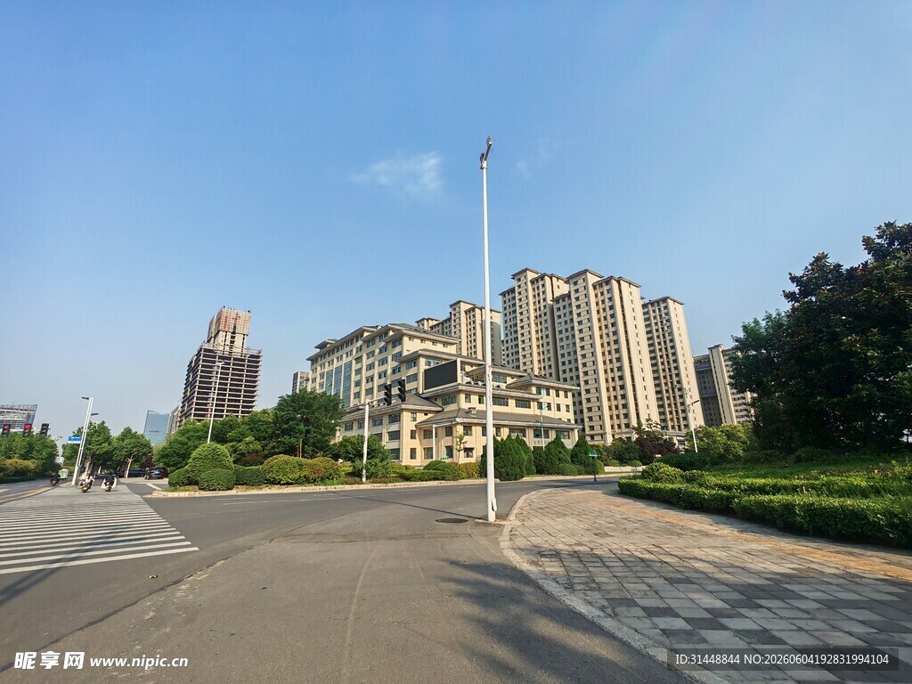 城市宽阔道路旁的高楼景观