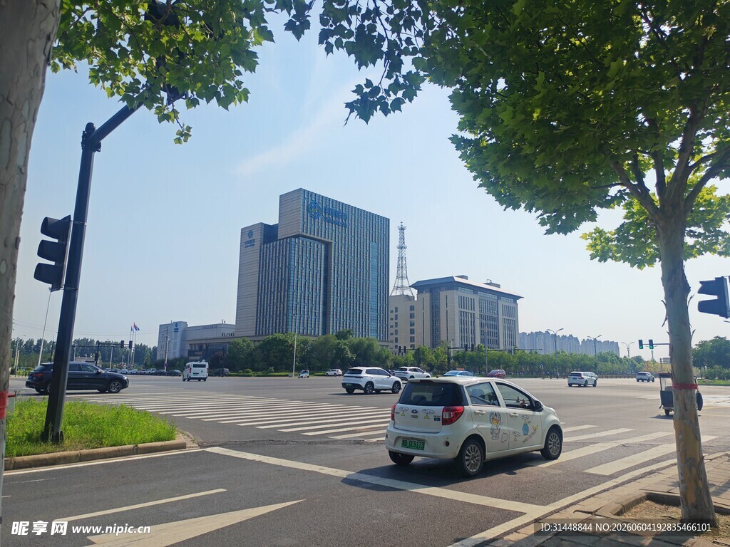 城市道路上的行驶车辆