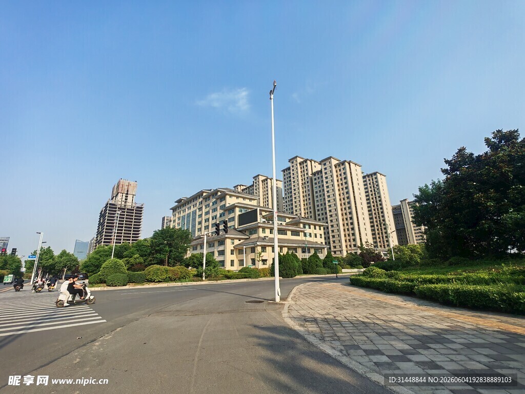 城市宽阔道路旁的高楼景观