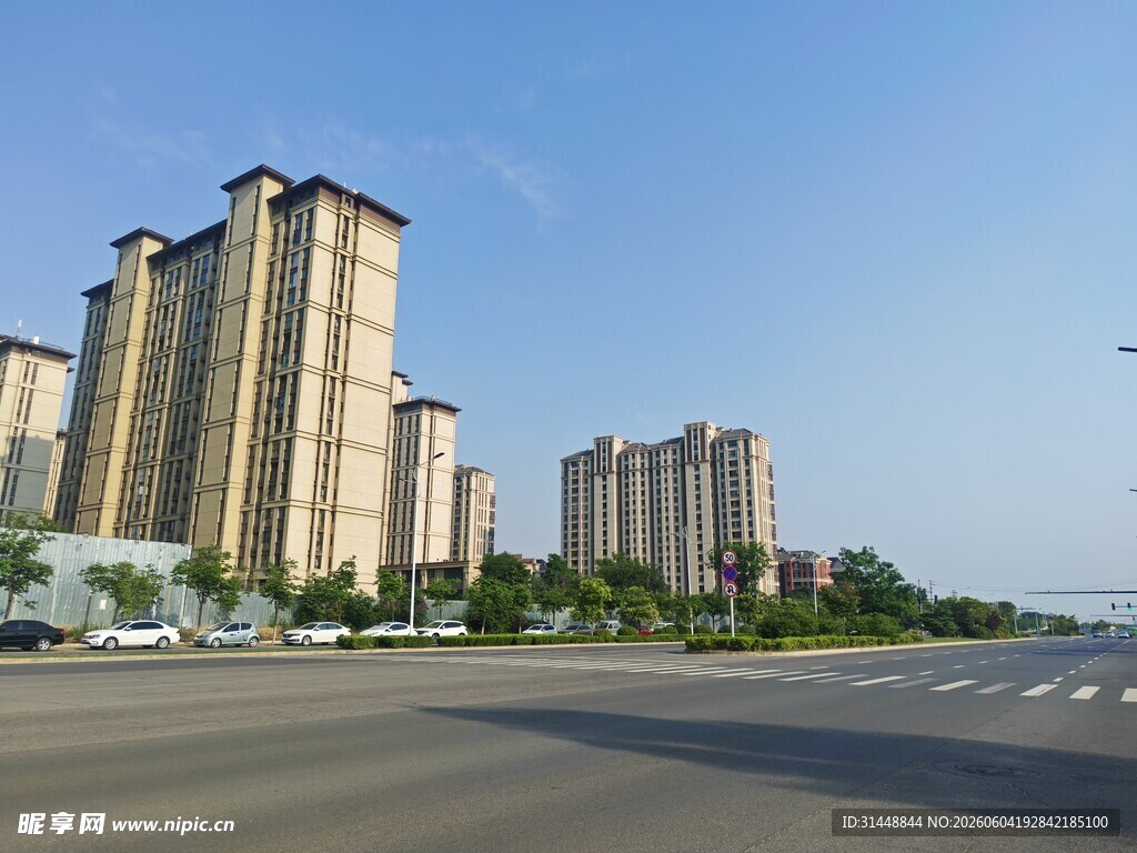 城市道路旁的高楼景观