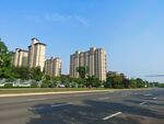 城市道路旁的高楼景观