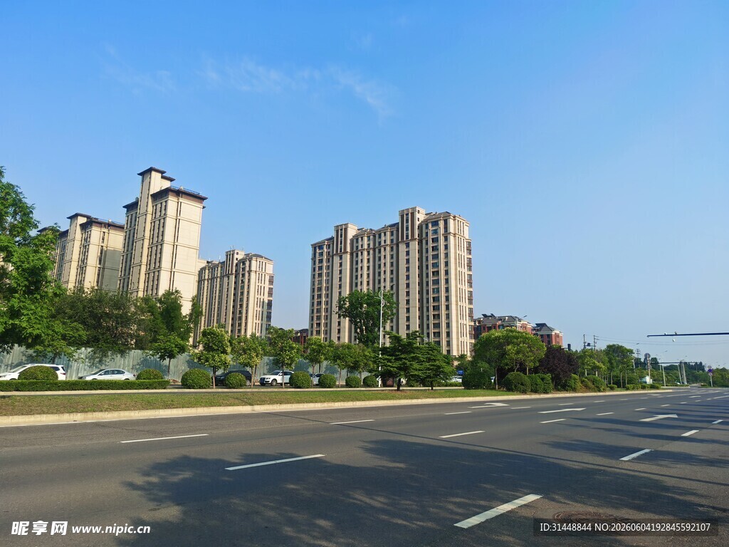 城市道路旁的高楼景观