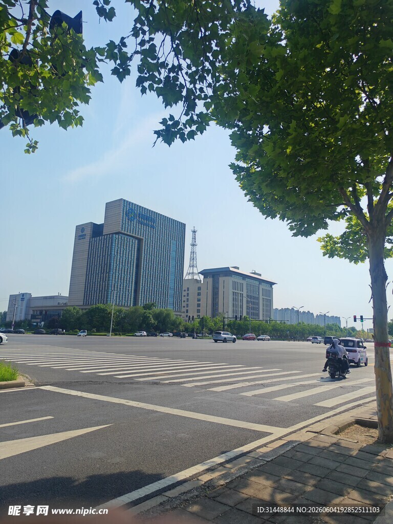 城市开阔停车场与高楼景观