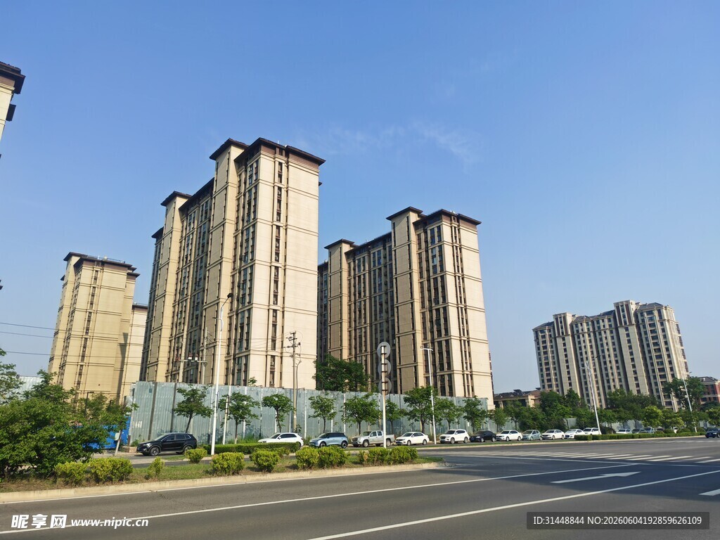 城市高楼林立的街景