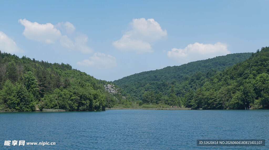 青山环抱的静谧湖水