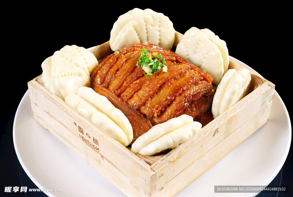 木盒盛摆的美味粉蒸肉
