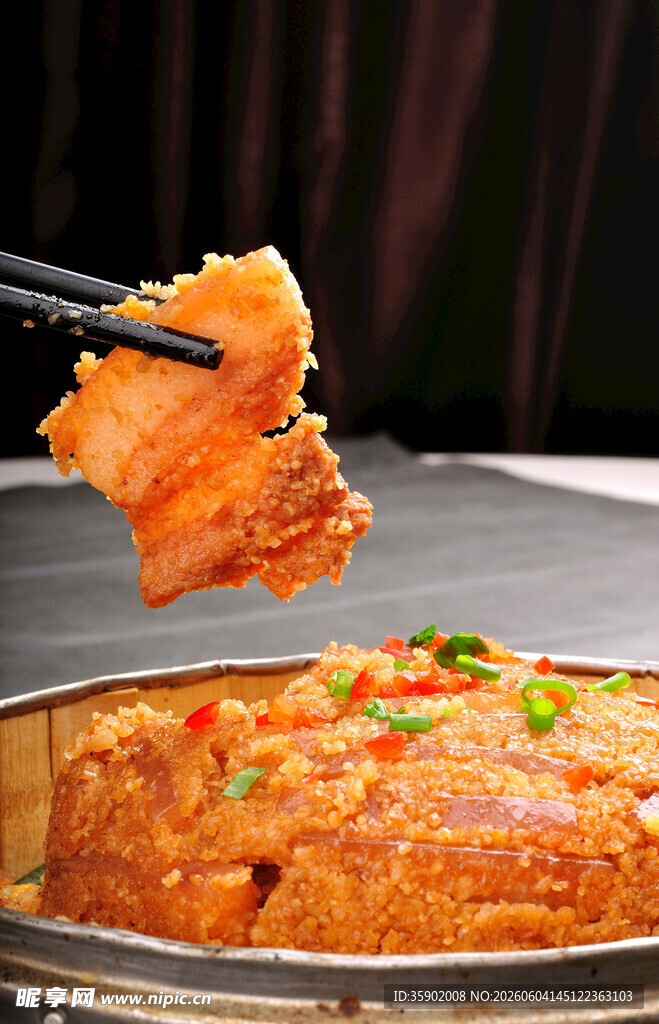 筷子夹起美味粉蒸肉