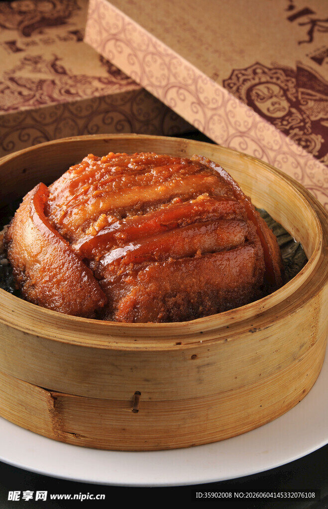 竹笼里的美味粉蒸肉图片