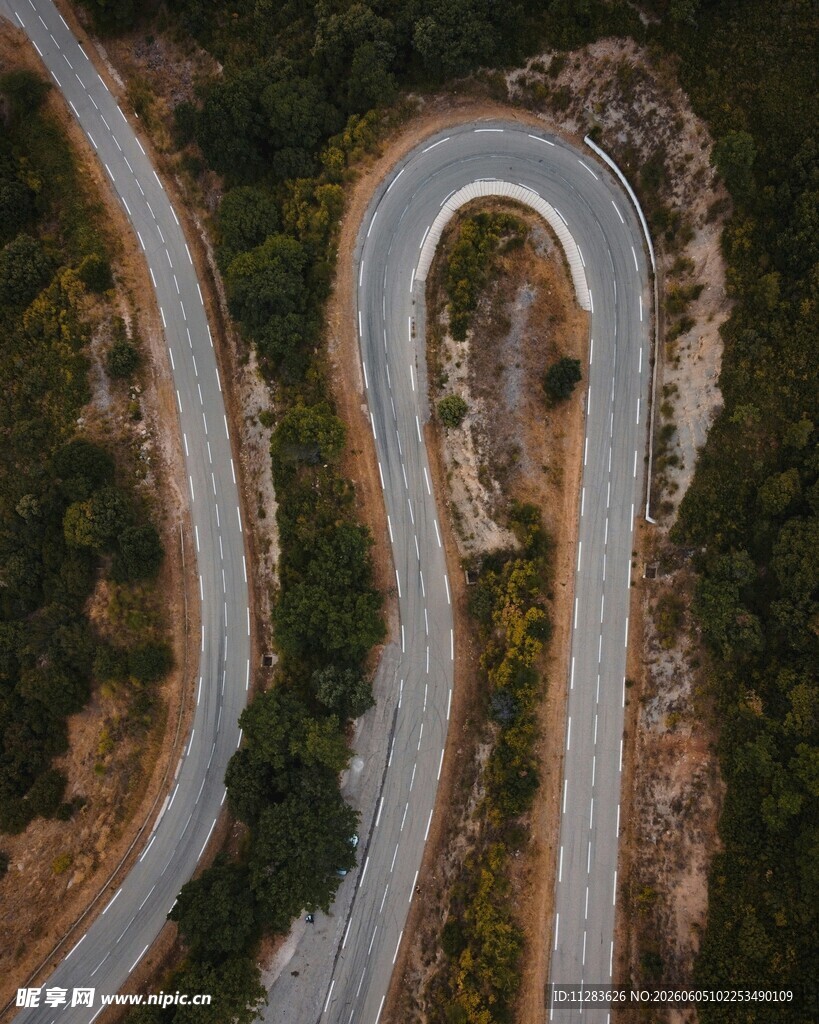 蜿蜒山间公路