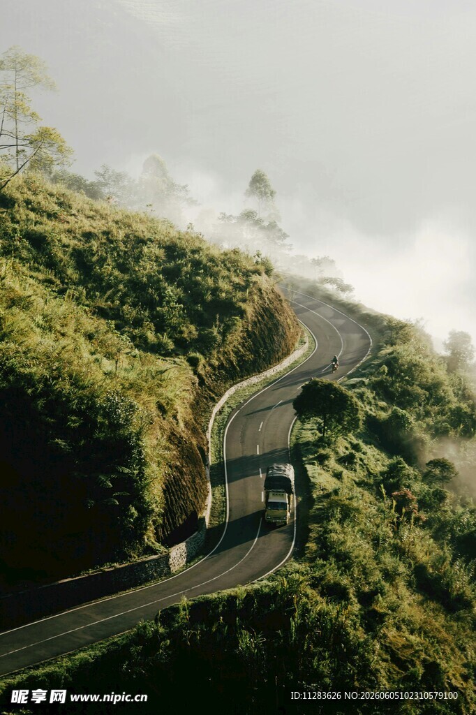 山间蜿蜒公路