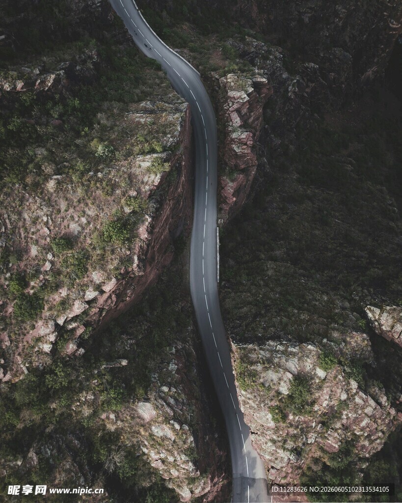蜿蜒山间公路