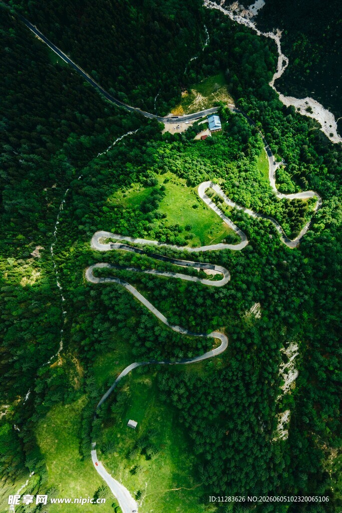 航拍山间蜿蜒公路美景