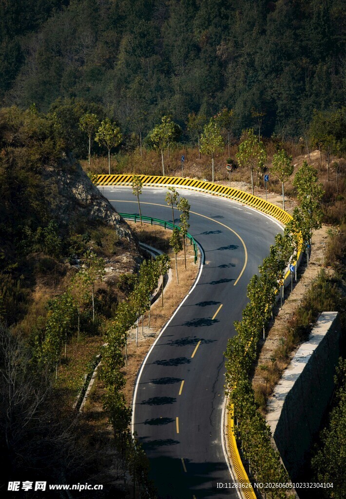 蜿蜒山间公路美景