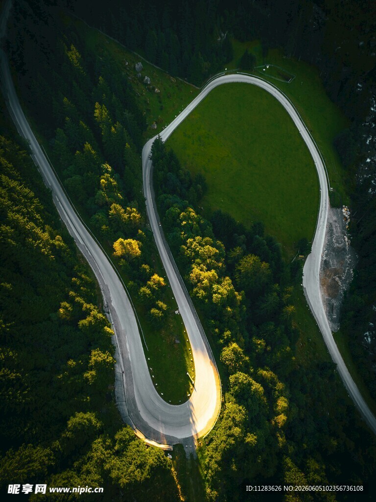 山间蜿蜒公路