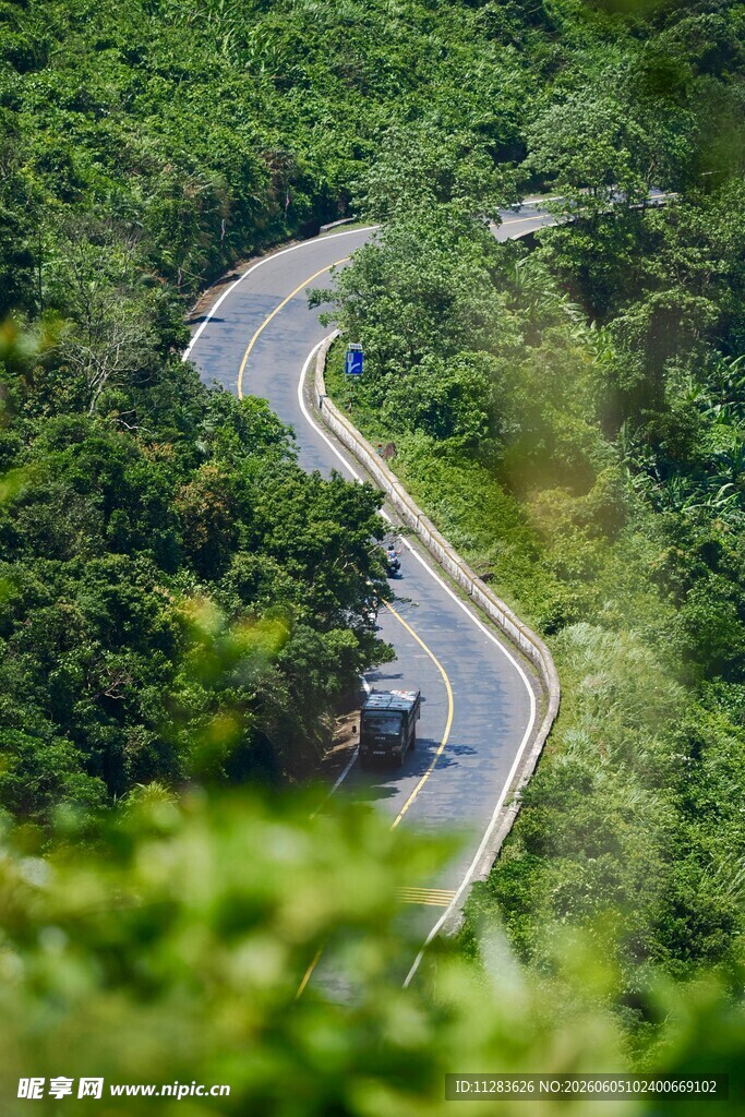 蜿蜒山路穿梭
