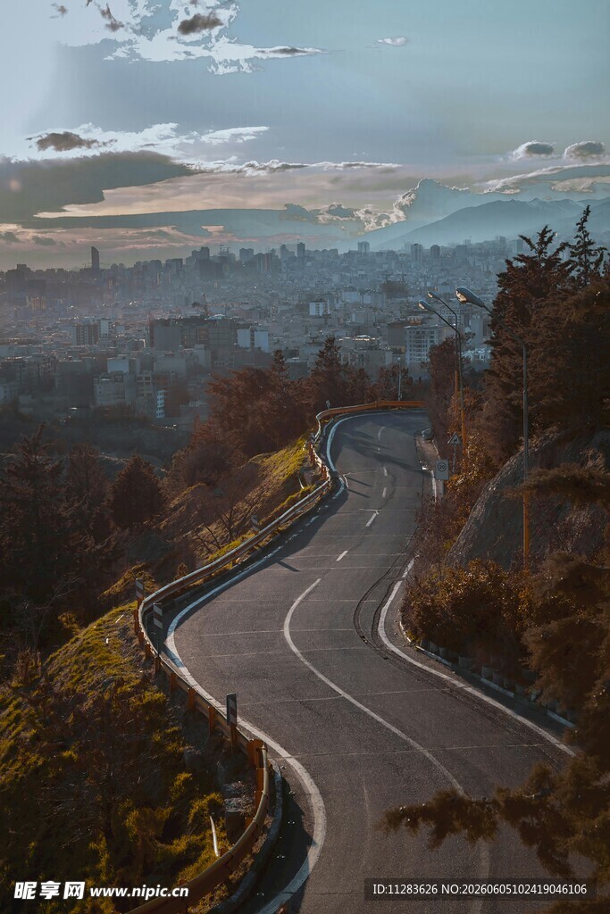 蜿蜒公路旁的秋日美景