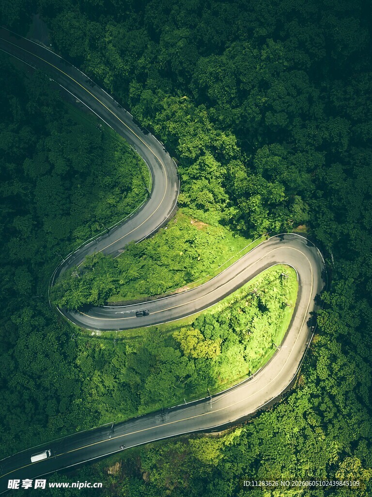 蜿蜒山路穿梭于翠绿山林