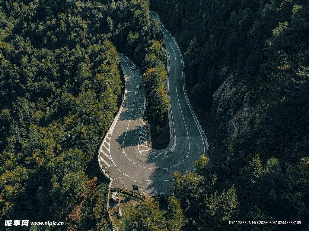 蜿蜒山路穿梭于葱郁山林