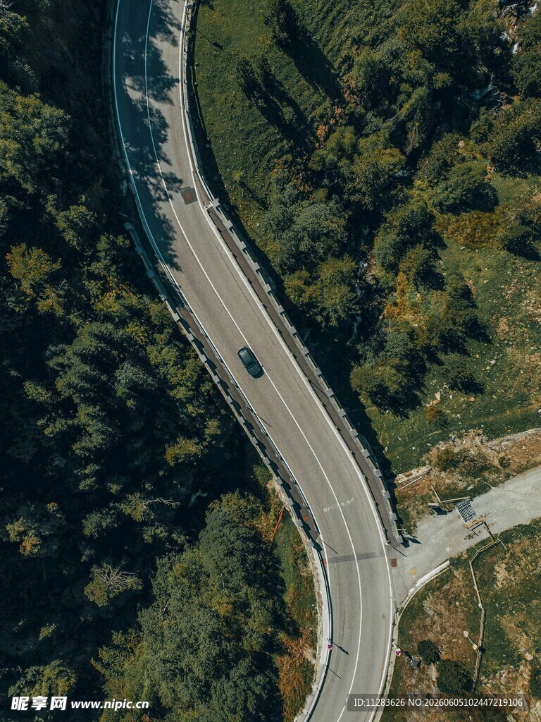 蜿蜒公路穿梭